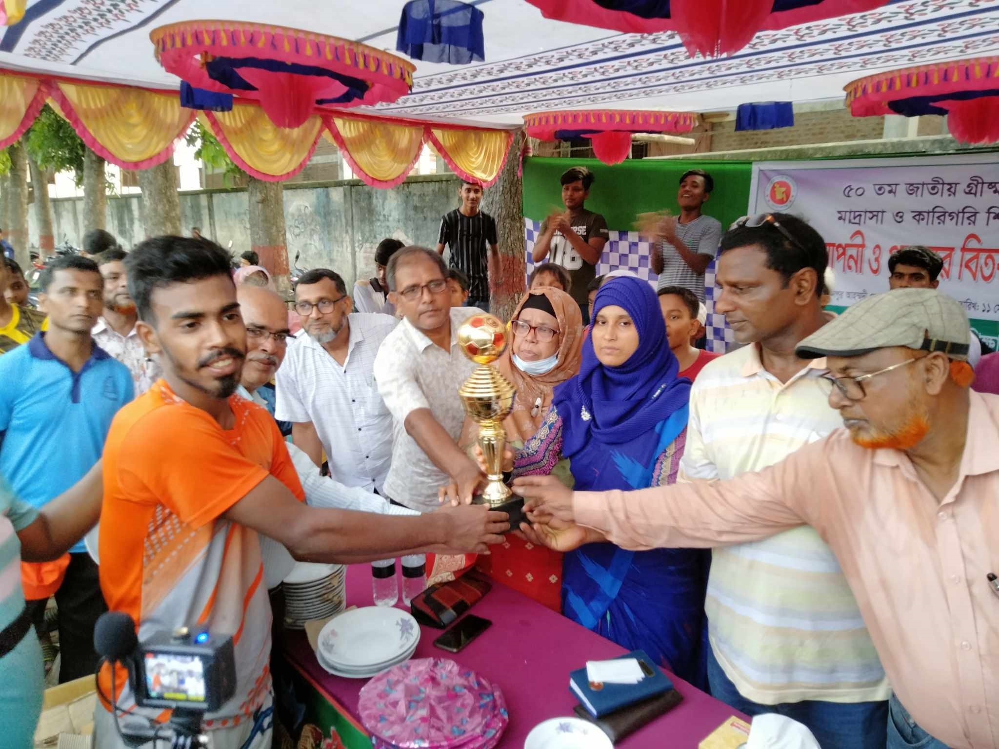গোমস্তাপুরে গ্রীষ্মকালীন আন্তঃস্কুল মাদ্রাসা ও কারিগরি টূর্ণামেন্টের সমাপনী