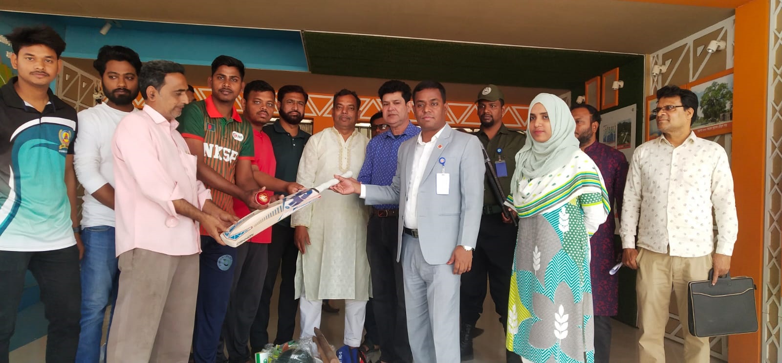 নাচোলে জেলা ক্রীড়া অফিসের উদ্যোগে ক্রীড়া সামগ্রী বিতরণ