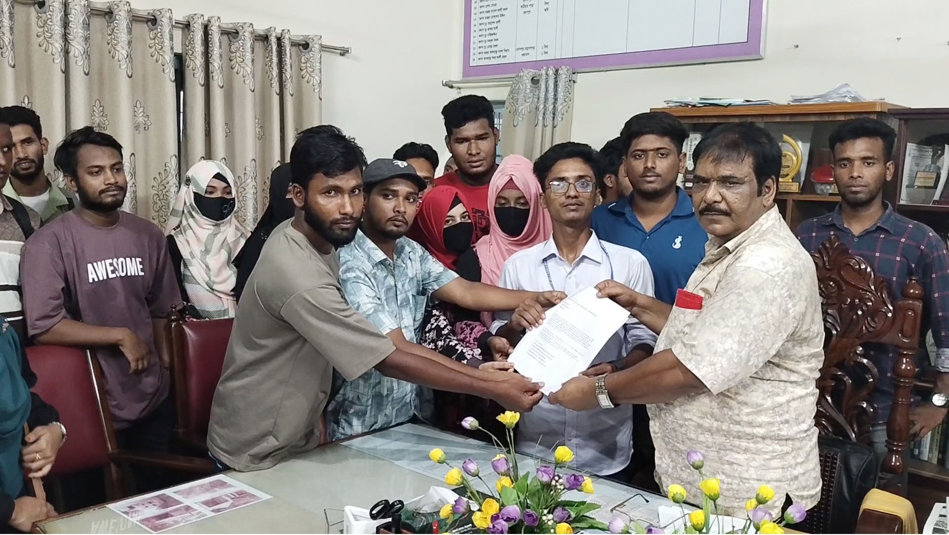 ফরম ফি বৃদ্ধির প্রতিবাদে গোমস্তাপুরে শিক্ষার্থীদের বিক্ষোভ