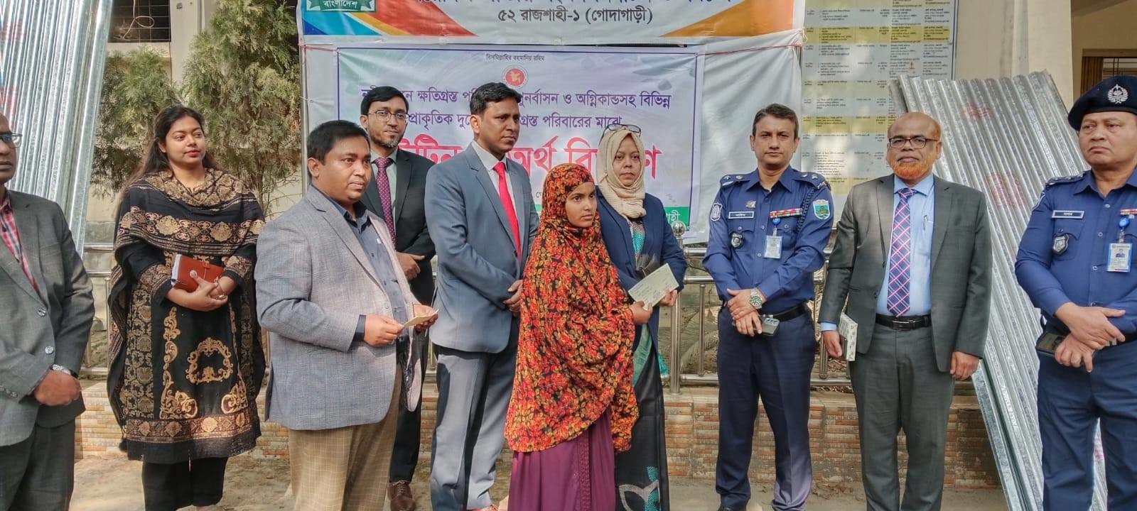 গোদাগাড়ীতে অসহায় হতদরিদ্রদের মাঝে ঢেউটিন ও নগদ অর্থ প্রদান