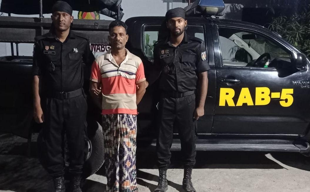 র‌্যাবের হাতে ফেন্সিডিলসহ ব্যবসায়ী আটক
