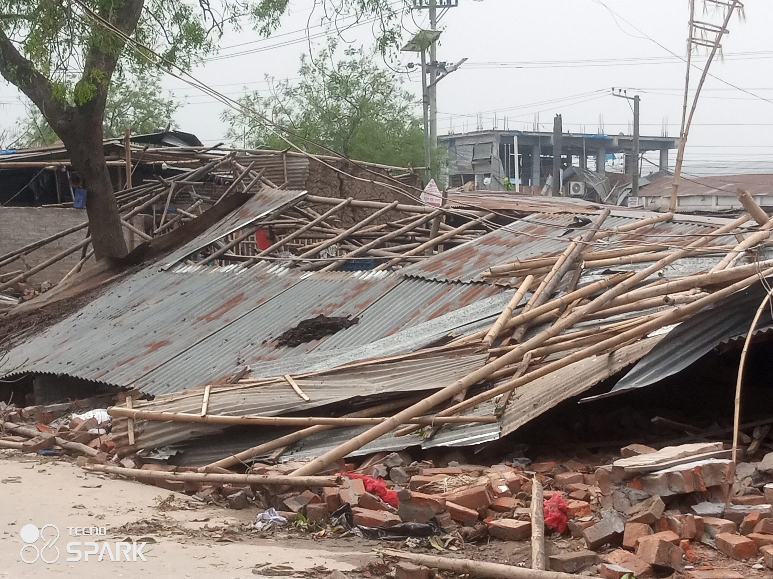 কালবৈশাখীর তাণ্ডবে লণ্ডভণ্ড গোমস্তাপুরসহ তিন উপজেলা ॥ ব্যাপক ক্ষতি