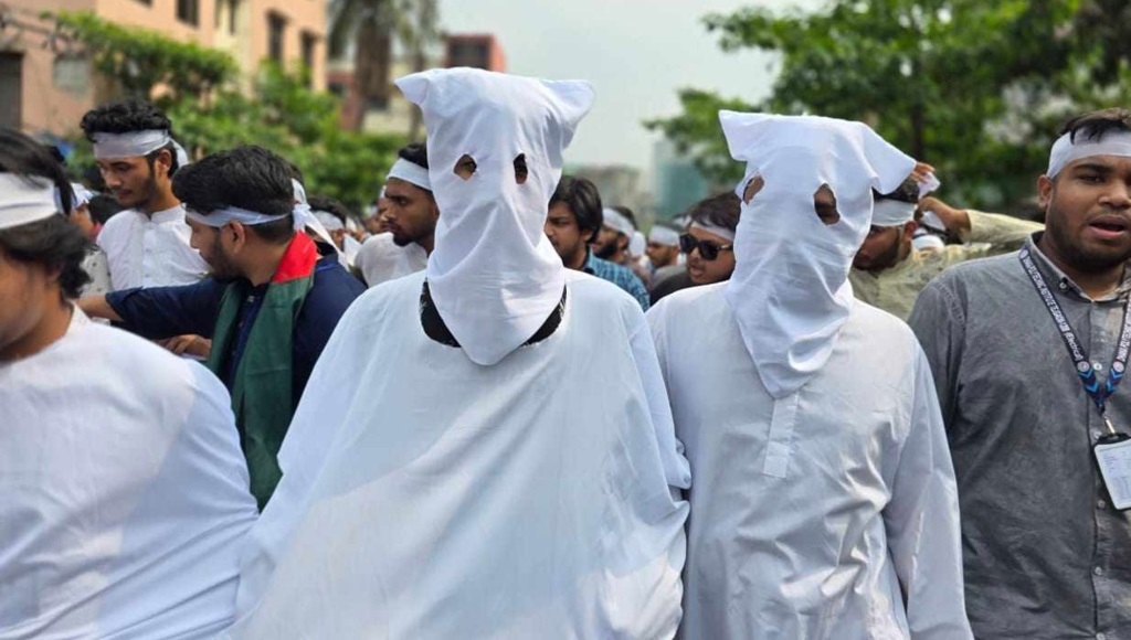 ৬ দফা দাবিতে কাফনের কাপড় বেঁধে কারিগরি পলিটেকনিক শিক্ষার্থীদের গণমিছিল