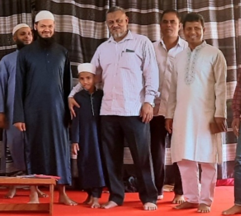 পোরশায় এতিমদের সাথে উপজেলা চেয়ারম্যান মোরশেদ’র ইফতার