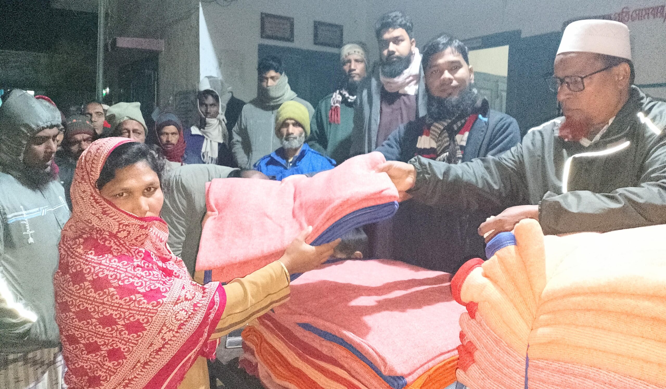 ভোলাহাট সদর ইউনিয়নে শীতার্তদের মাঝে কম্বল বিতরণ