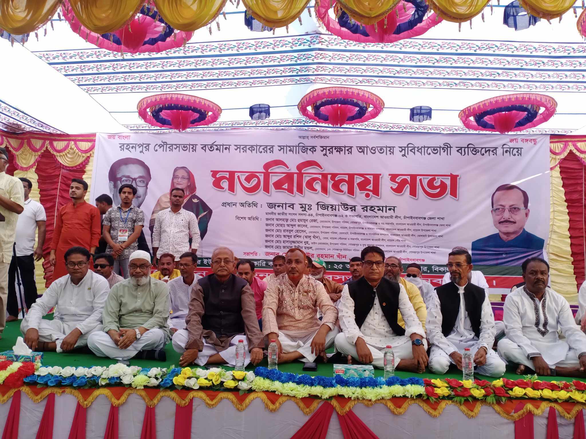 গোমস্তাপুরে ক্ষতিগ্রস্তদের মাঝে ঢেউটিন ও নগদ অর্থ বিতরণ