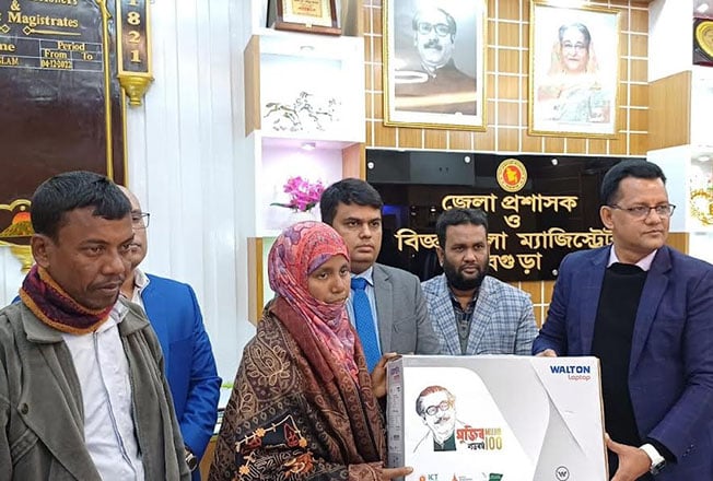 বগুড়ার রিকশা চালকের এমএ পাস স্ত্রীকে চাকরি দিলেন প্রধানমন্ত্রী