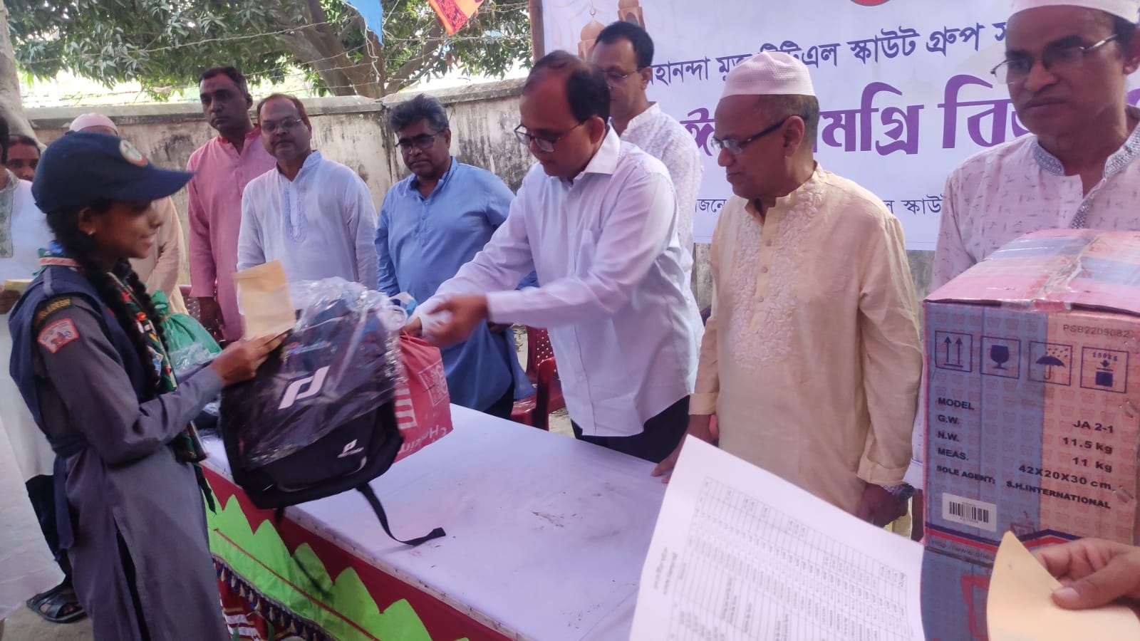 মহানন্দা মুক্ত টিটিএল স্কাউট গ্রুপের সদস্যদের মাঝে ঈদ উপহার বিতরণ