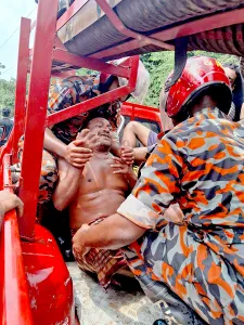 ভোলাহাটে ভুটভুটি উল্টে আহত ৮