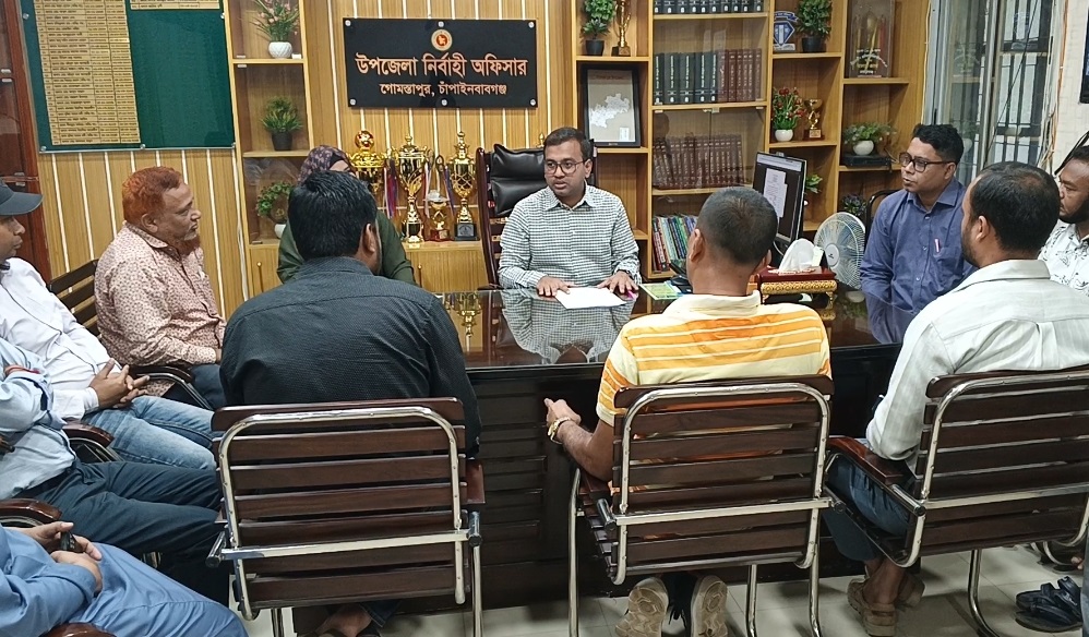 গোমস্তাপুরে ফিলিং স্টেশন মালিকদের সাথে ইউএনও’র মতবিনিময়