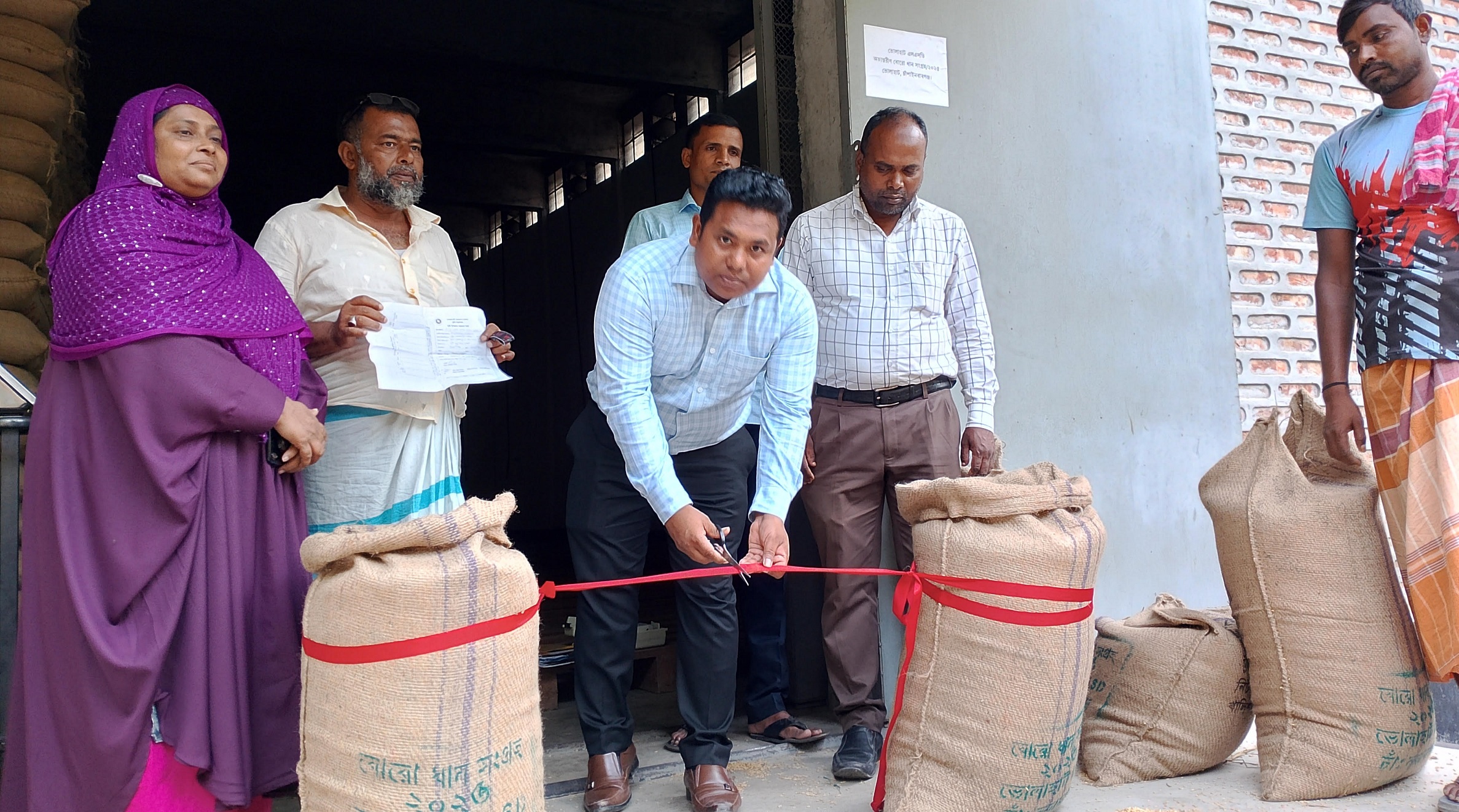 ভোলাহাটে বোরো ধান ক্রয়ের উদ্বোধন করলেন ইউএনও