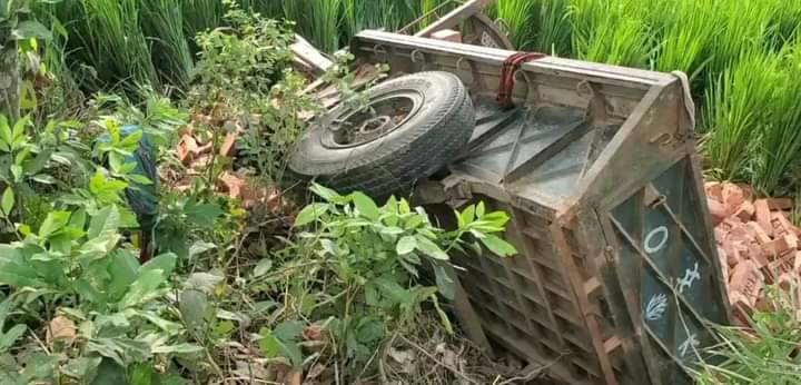 জয়পুুরহাটে ইটবোঝাই ট্রলি খাদে-নিহত এক ॥ আহত এক