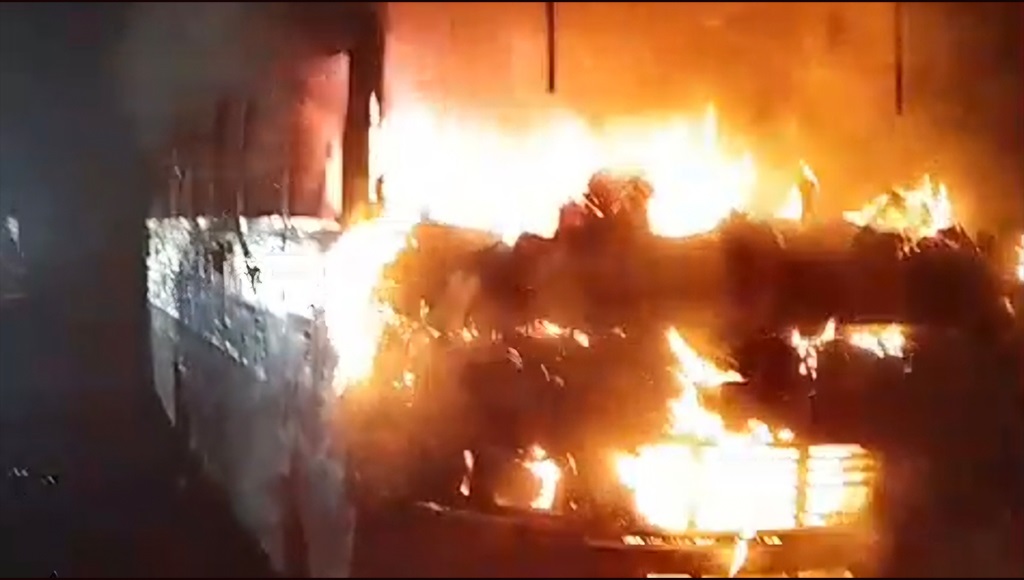 মানিকগঞ্জে স্কুল বাসে আগুন-ঘুমিয়ে থাকা চালক দগ্ধ