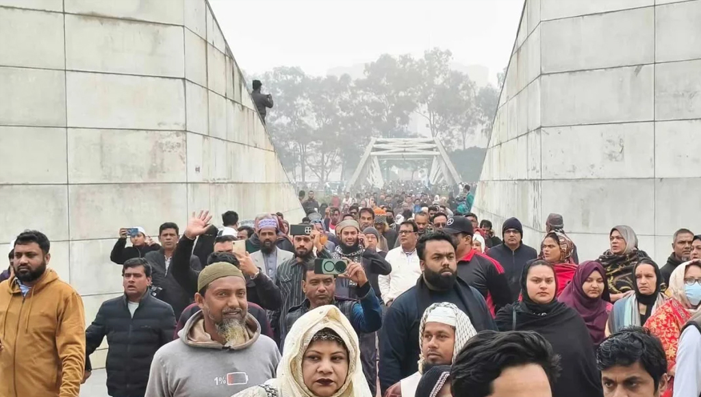 খালেদা জিয়ার কবরে নেতাকর্মী ও সাধারণ মানুষের ঢল ॥ জুম্মার পর বিশেষ দোয়া