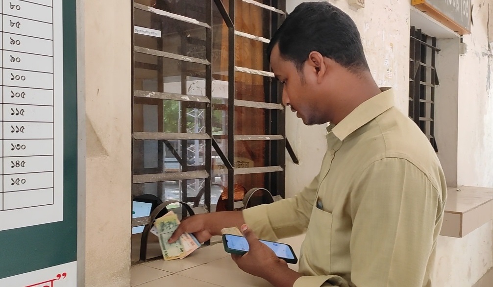 ট্রেনের টিকিট কেটে মানসিক দায়মুক্ত হলেন প্রবাসী হায়াত আলী
