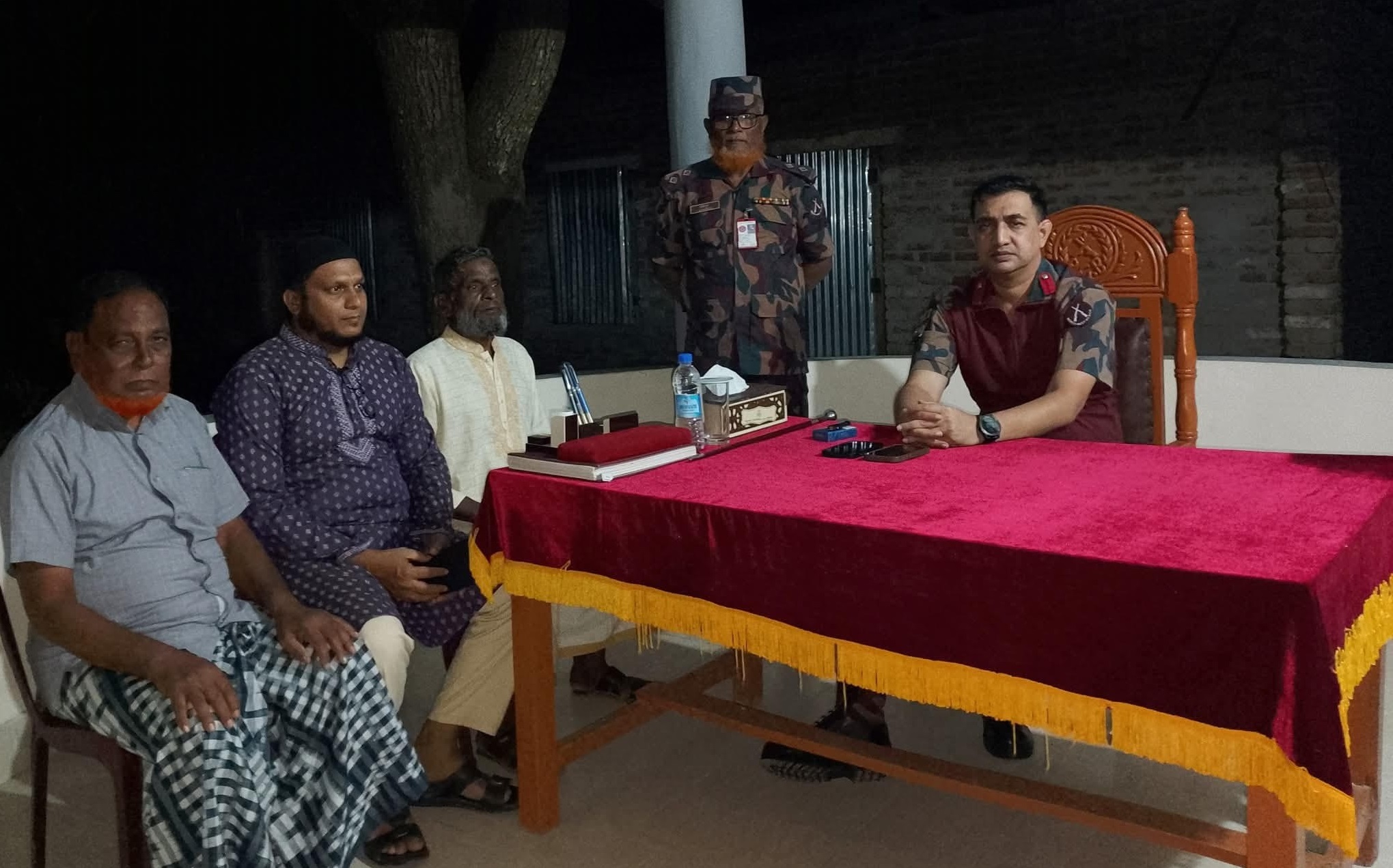 ভোলাহাট সীমান্তে শুকরের উপদ্রবে ফসলের ক্ষতি ॥ কৃষকদের পাশে ৫৯বিজিবি