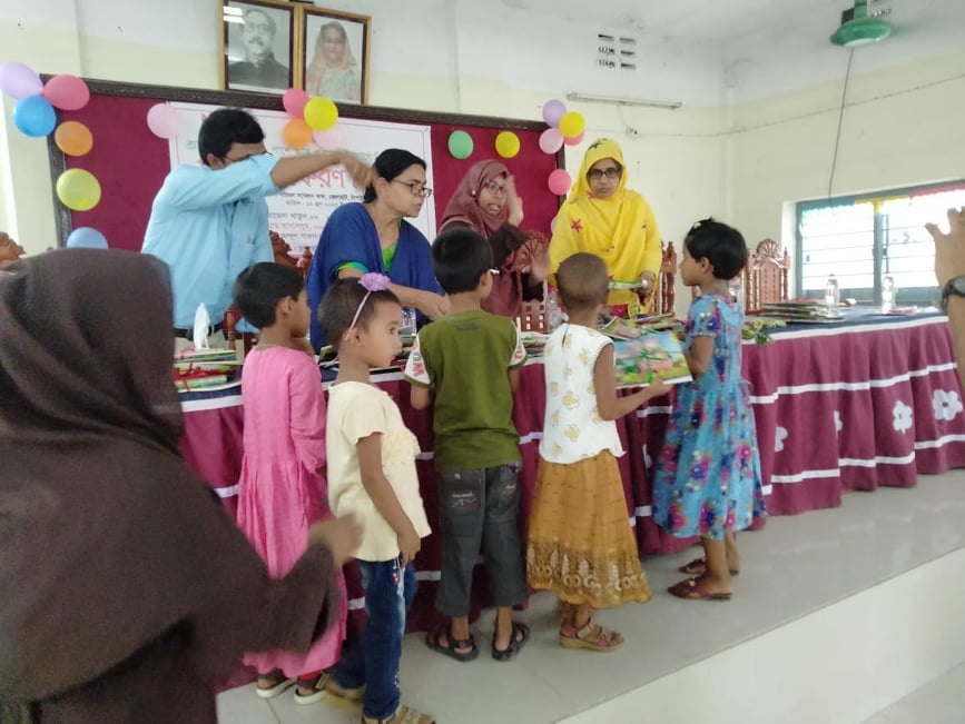 ভোলাহাটে শিশুদের মাঝে শিক্ষা উপকরণ বিতরণ
