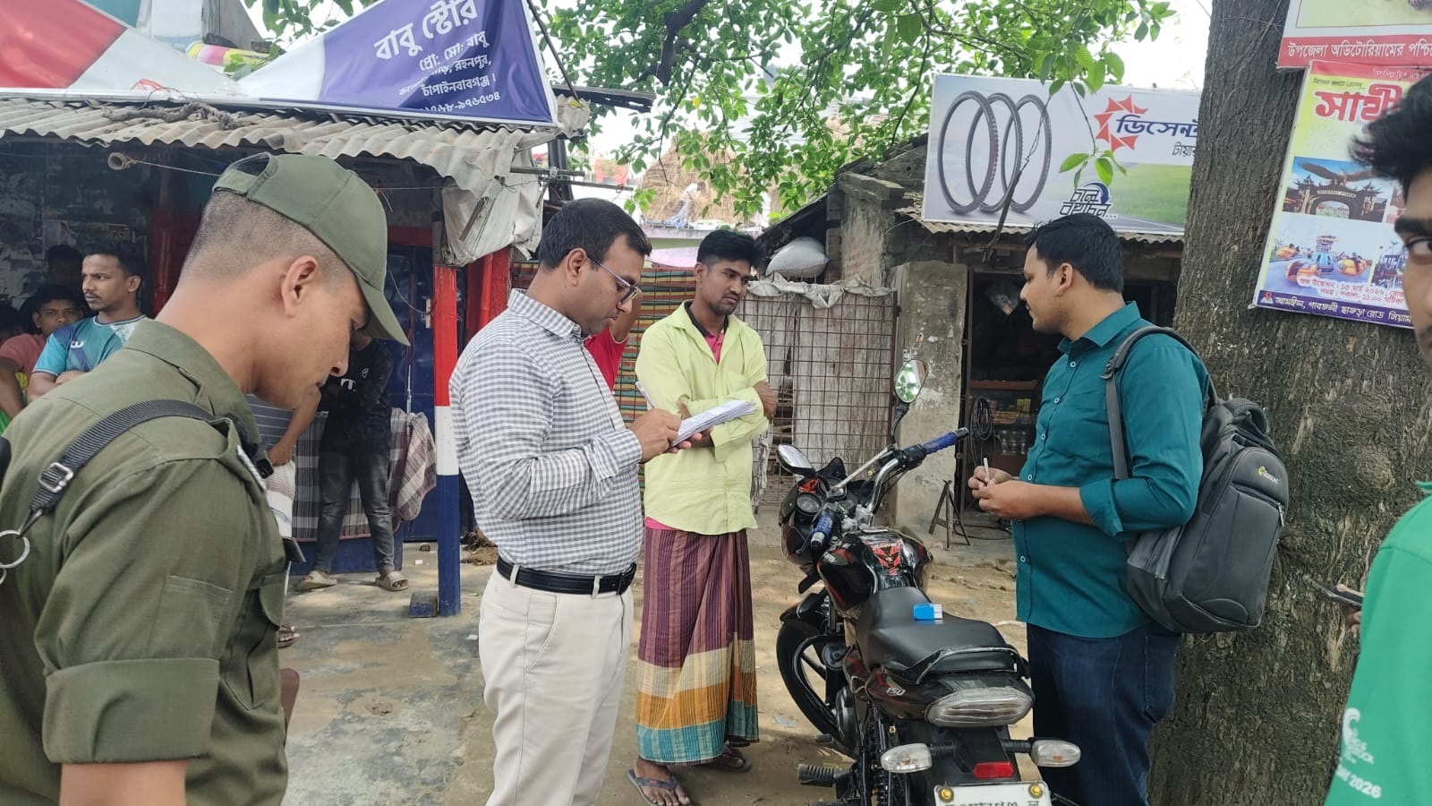 গোমস্তাপুরে ভ্রাম্যমাণ আদালতের অভিযান ॥ ৩ চালককে জরিমানা