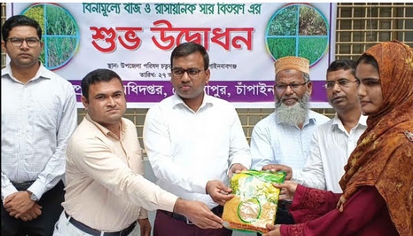 গোমস্তাপুরে কৃষকদের মাঝে বিনামূল্যে বীজ ও সার বিতরন