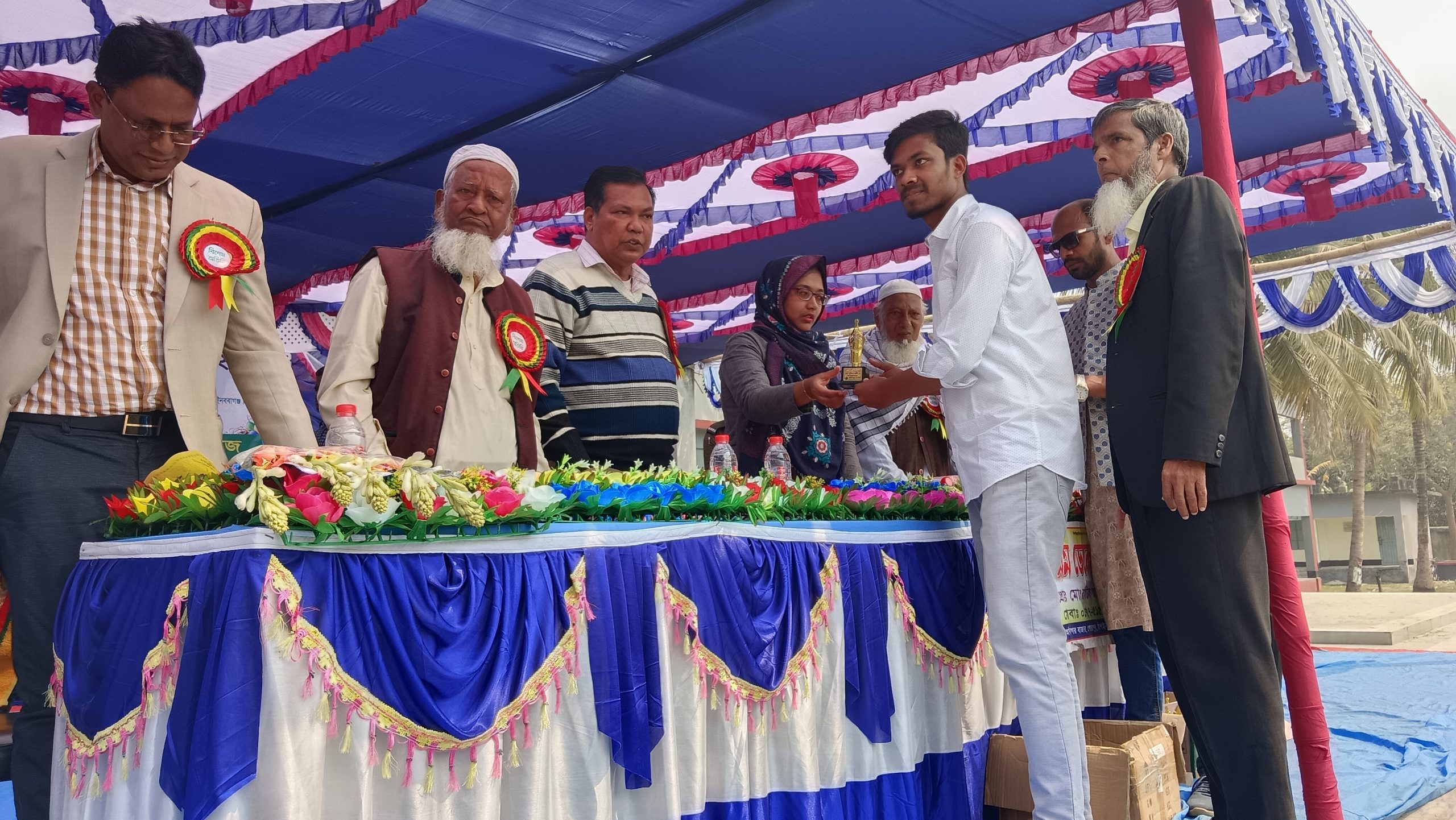 গোমস্তাপুরের আলিনগর স্কুল ও কলেজে বিদায় ও সংবর্ধনা অনুষ্ঠান