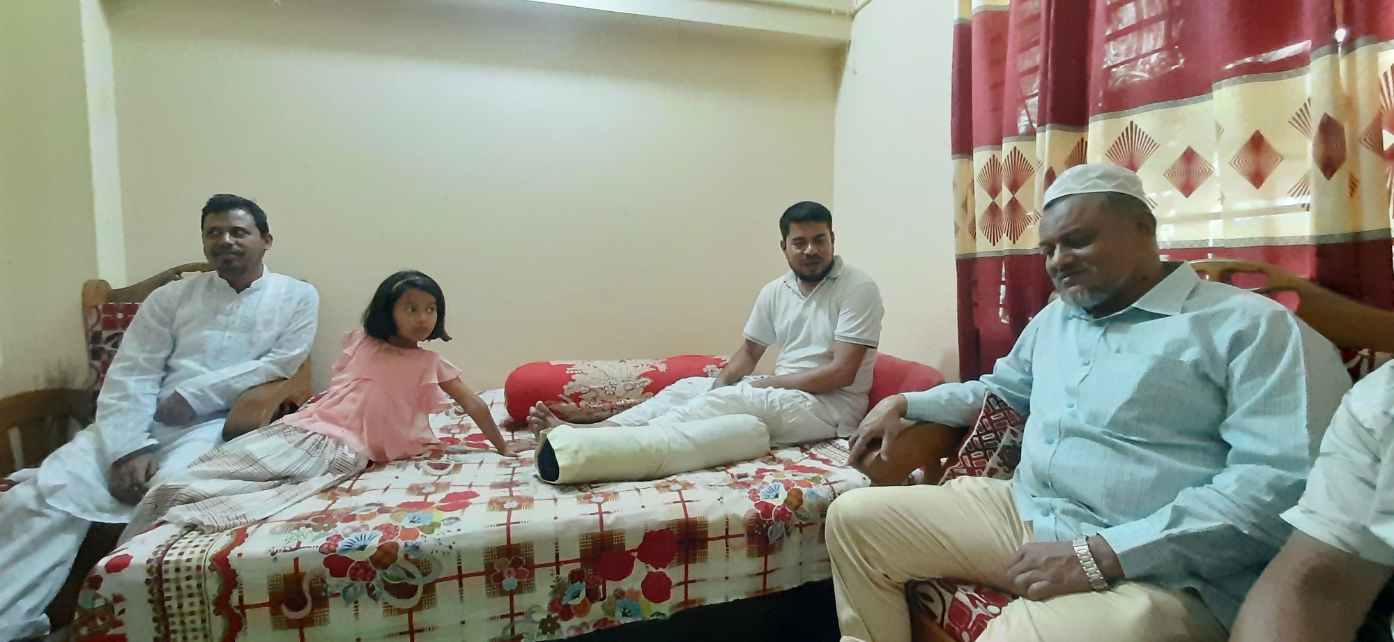 পোরশায় অসুস্থ্য যুবলীগ নেতার পাশে উপজেলা চেয়ারম্যান মোরশেদ