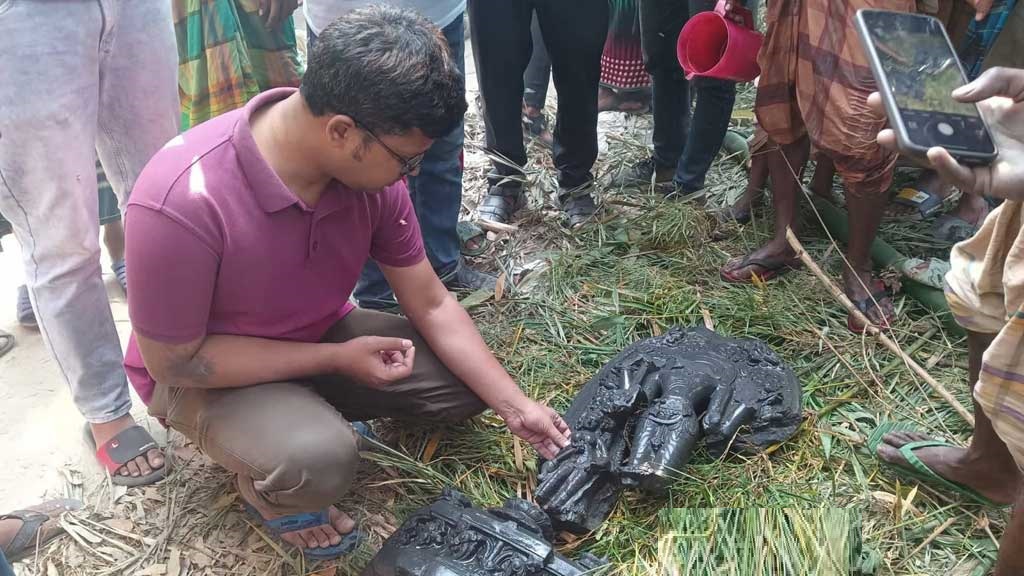 পাবনায় পুকুর খননকালে ৫০ কেজি ওজনের বিষ্ণু মূর্তি উদ্ধার