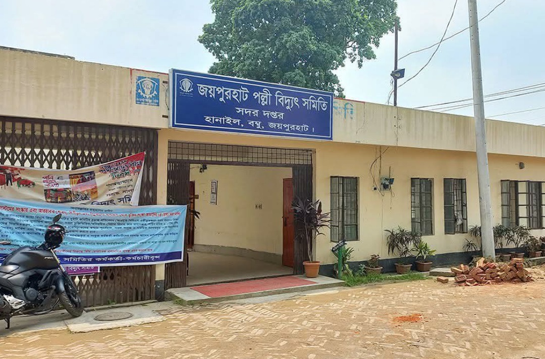 জয়পুরহাটে ৩৫০ জন পল্লী বিদ্যুৎ কর্মী অনুপস্থিত ॥ গ্রাহকদের ভোগান্তি