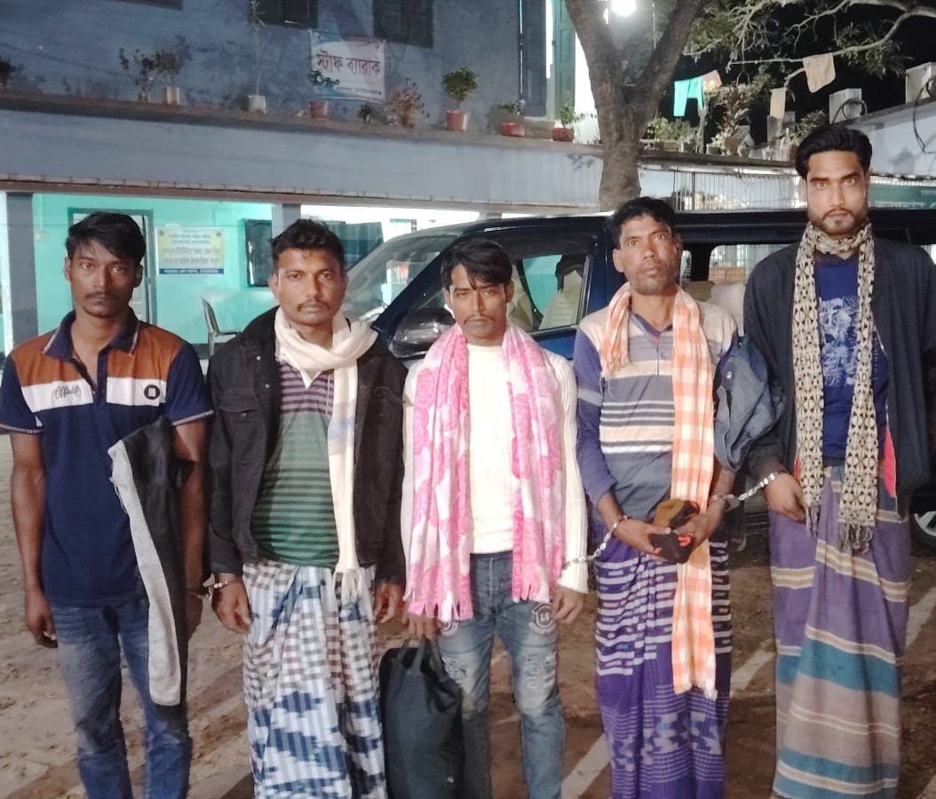 ভোলাহাটে ডিএনসির অভিযানে আটক ৫ ॥ গাঁজা উদ্ধার-৭ দিন করে কারাদণ্ড