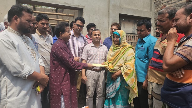 শিবগঞ্জে অগ্নিকান্ডে ২টি বাড়ি ভষ্মিভূত ॥ ক্ষতিগ্রস্থ পরিবারে সহায়তা