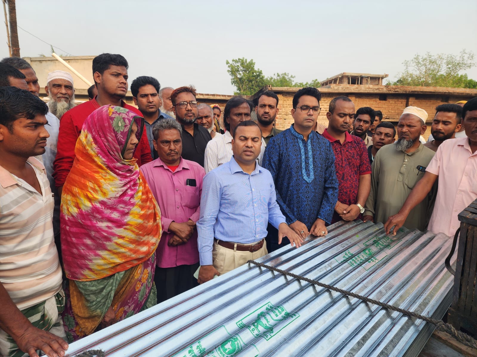 শিবগঞ্জে আগুনে ক্ষতিগ্রস্থদের মাঝে ঢেউটিন বিতরণ