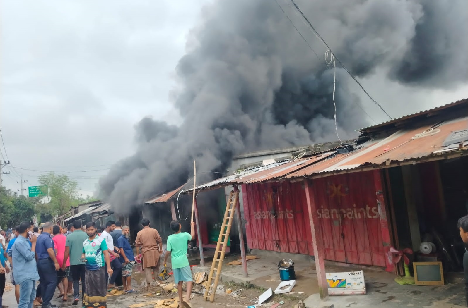 গোমস্তাপুরে বৈদ্যুতিক শর্ট সার্কিটে অগ্নিকাণ্ড ॥ দোকানের মালামাল ভষ্মিভূত