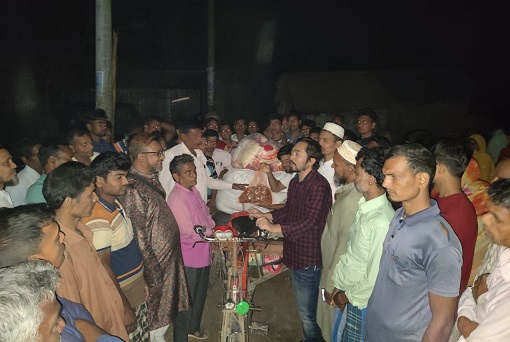 শিবগঞ্জে আগুনে পুড়ে যাওয়া পরিবারের পাশে দশভাইয়া ফাউন্ডেশন