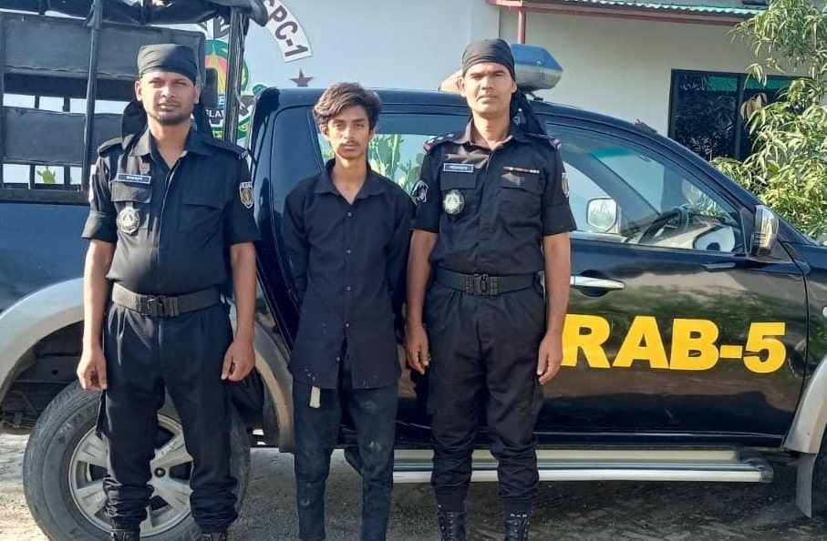র‌্যাবের অভিযানে পিস্তল-ম্যাগাজিন ও গুলিসহ অস্ত্র ব্যবসায়ী আটক
