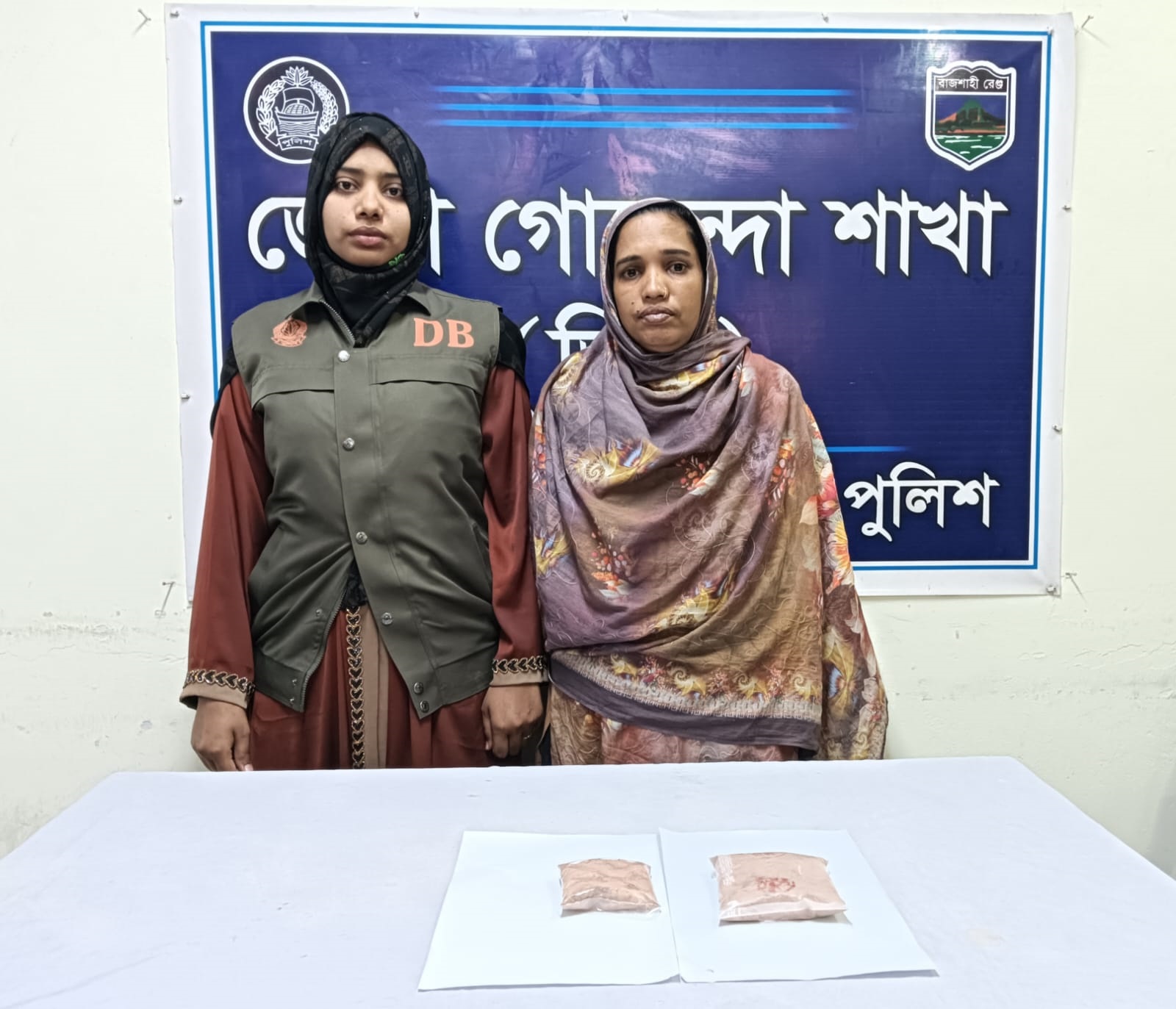 চাঁপাইনবাবগঞ্জে ডিবি’র অভিযানে হেরোইনসহ নারী ব্যবসায়ী গ্রেপ্তার