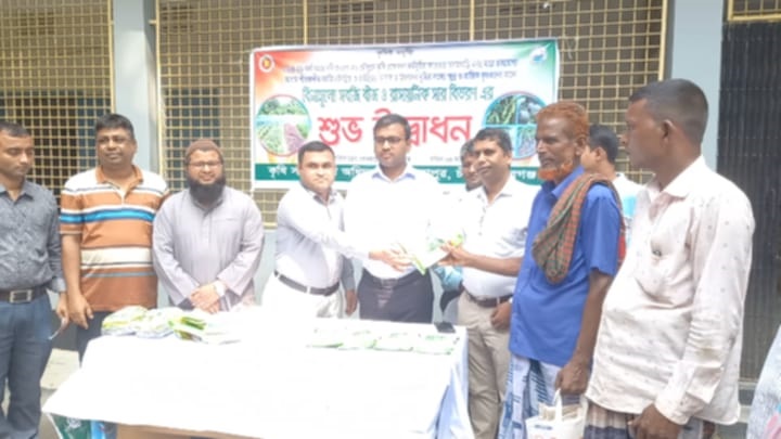 গোমস্তাপুরে বিনামূল্যে শীতকালীন সবজির বীজ ও সার বিতরণ