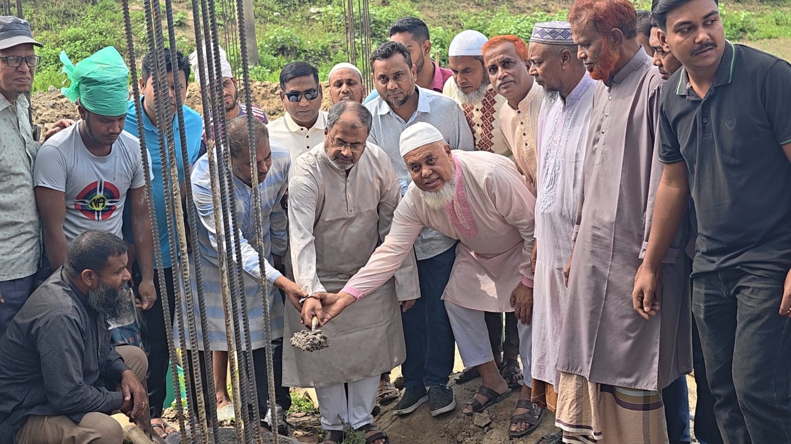 সিংড়ায় মসজিদের ভিত্তিপ্রস্তরস্থাপন করেছেন এমপি অধ্যক্ষ আনু