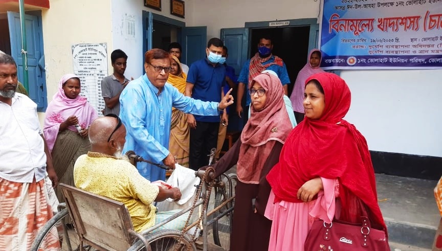 ভোলাহাটে ঈদ উপহারের চাল বিতরণ