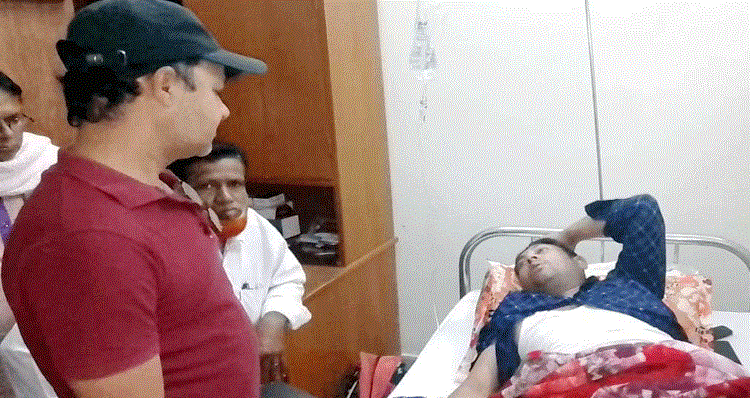 অসুস্থ সাংবাদিক বিপ্লবকে দেখতে হাসপাতালে রাজশাহী রিপোটার্স ইউনিটির সাধারণ সম্পাদক