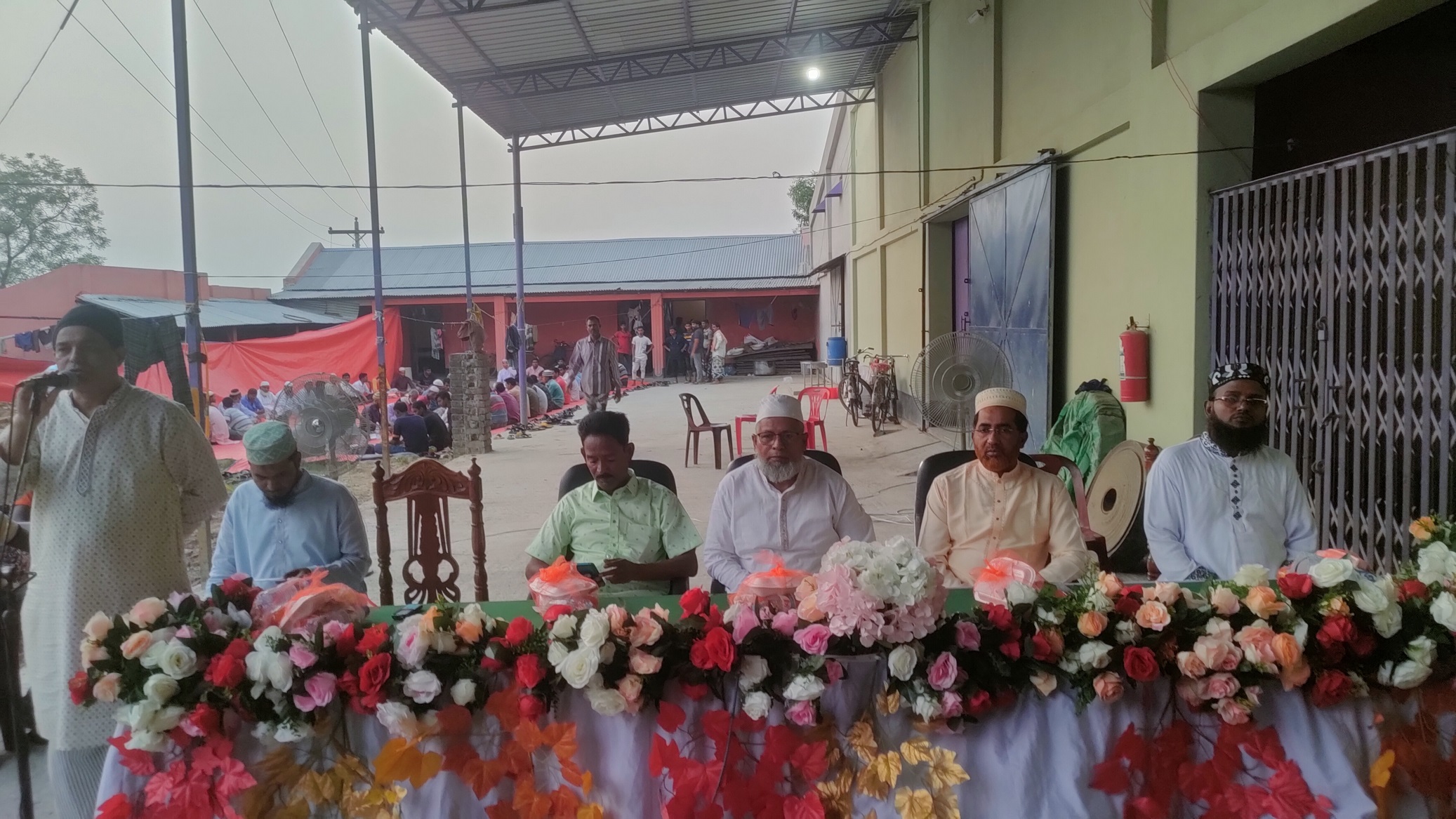 গোমস্তাপুরে রফিক অটো রাইস মিলে ইফতার মাহফিল