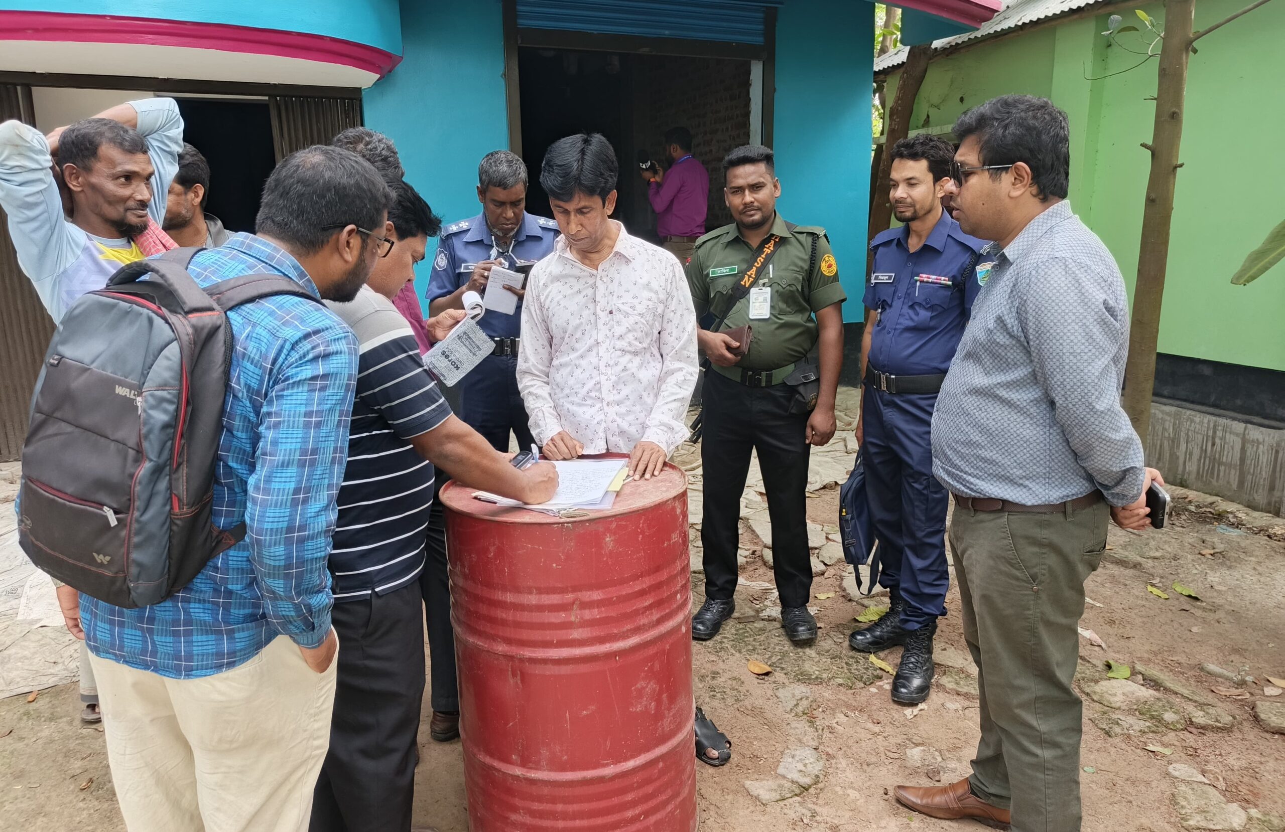 সিংড়ায় তেল মজুদের দায়ে ১ লাখ টাকা জমিমানা
