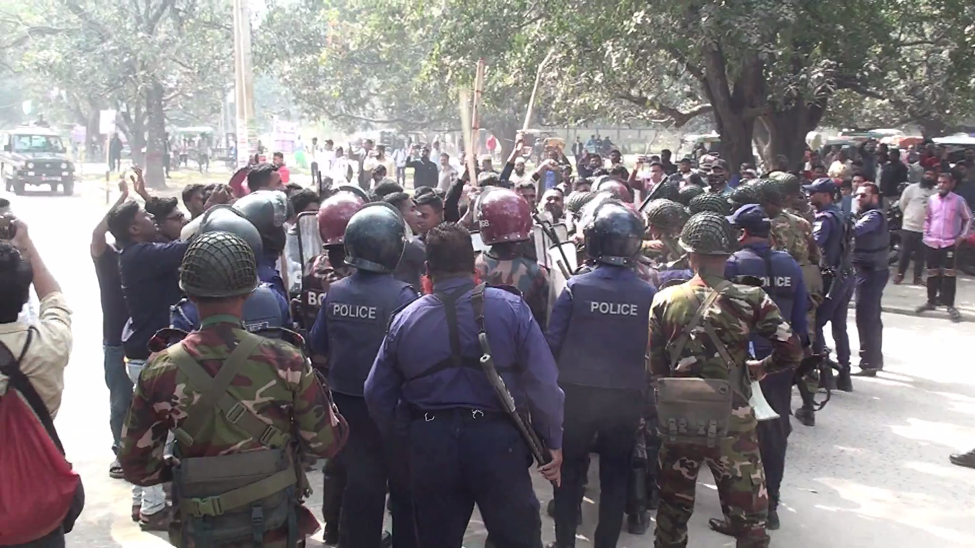 নির্বাচন ঘিরে চাঁপাইনবাবগঞ্জে সেনাবাহিনীসহ আইনশৃঙ্খলা বাহিনীর মহড়া