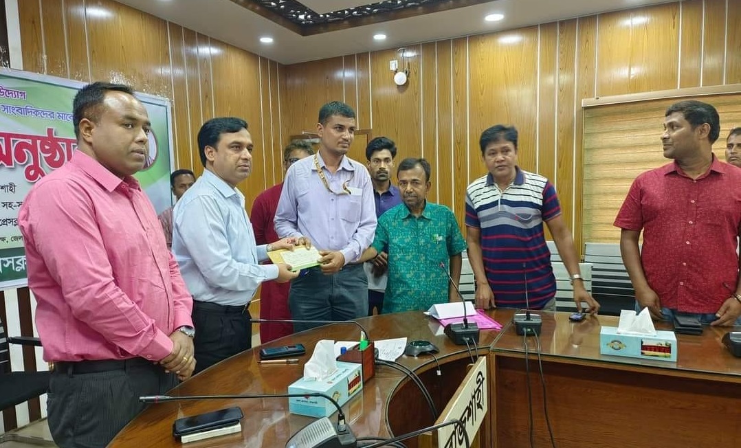 রাজশাহীতে প্রধানমন্ত্রীর আর্থিক অনুদান পেলেন ২৬ সাংবাদিক