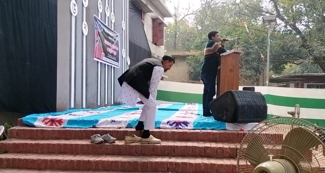 গোমস্তাপুরে শহীদ মিনারে জুতা পায়ে এসিল্যান্ড-ভাইস চেয়ারম্যান ও সমাজসেবা অফিসার