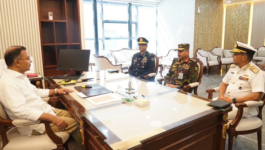 প্রধানমন্ত্রীর সাথে তিন বাহিনী প্রধানের সৌজন্য সাক্ষাৎ