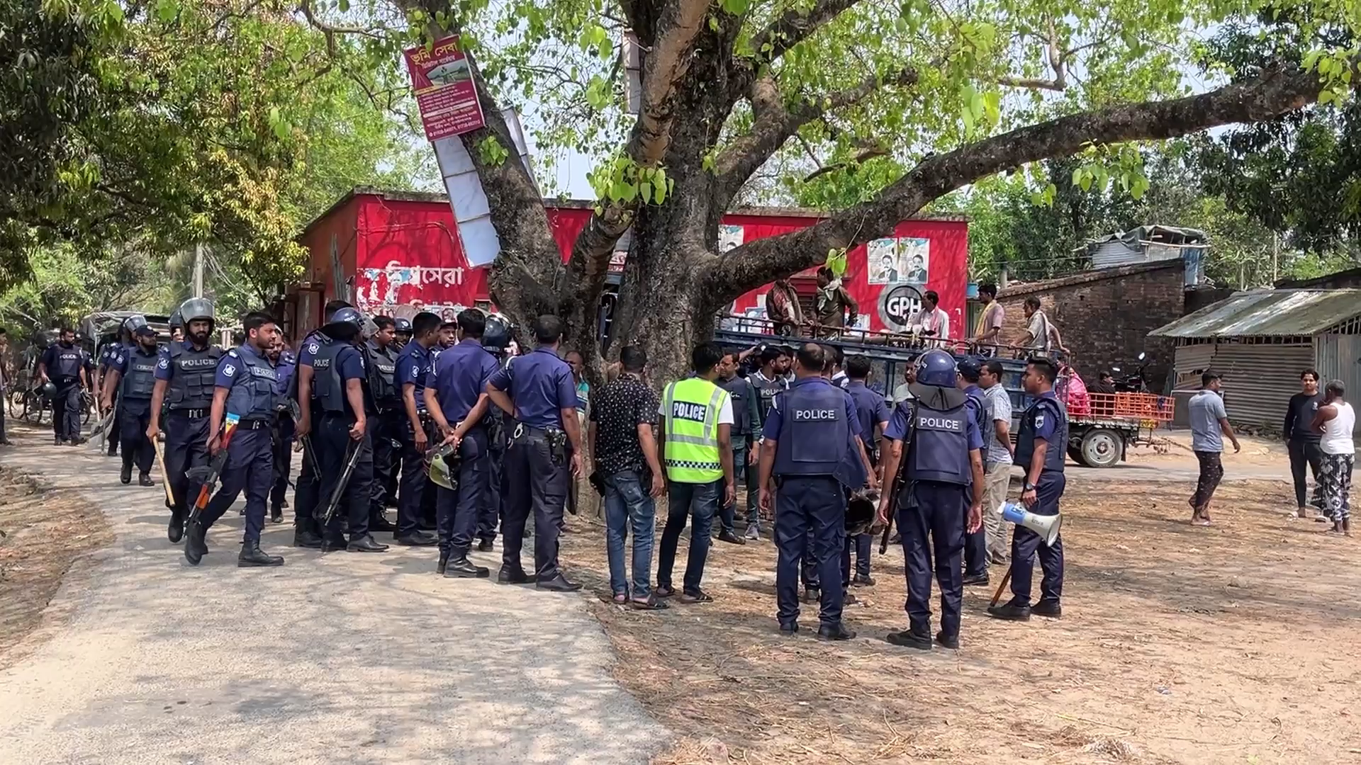 চাঁপাইনবাবগঞ্জে অর্ধশতাধিক ককটেল বিস্ফোরণ, অগ্নিসংযোগ ও লুটপাট