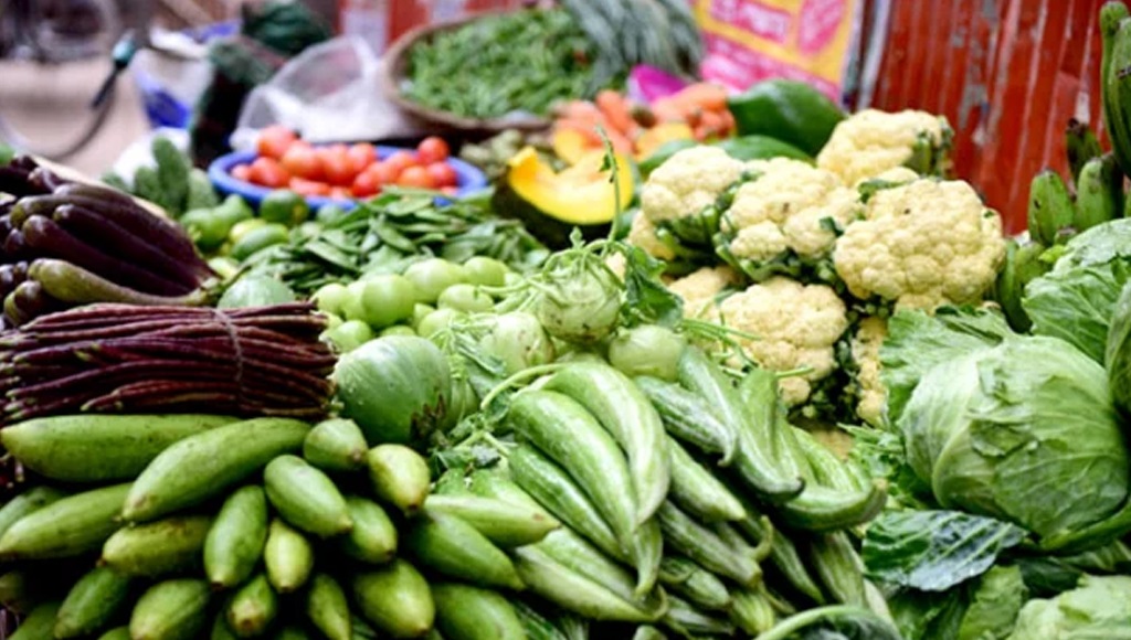 শীতের ভরা মৌসুমেও সবজির বাজারে আগুন