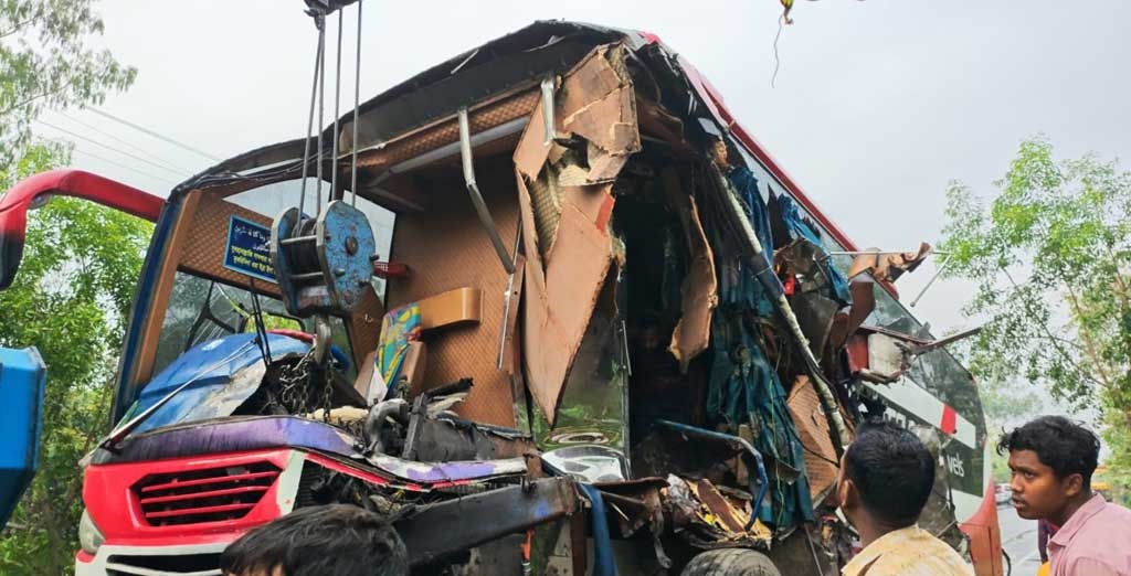 দিনাজপুরে যাত্রীবাহী বাস ও ট্রাকের মুখোমুখি সংঘর্ষে দুইজন নিহত ॥ আহত-৬