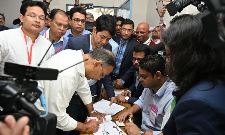 স্বপরিবারে ঢাকার গুলশান কেন্দ্রে ভোট দিয়েছেন তারেক রহমান