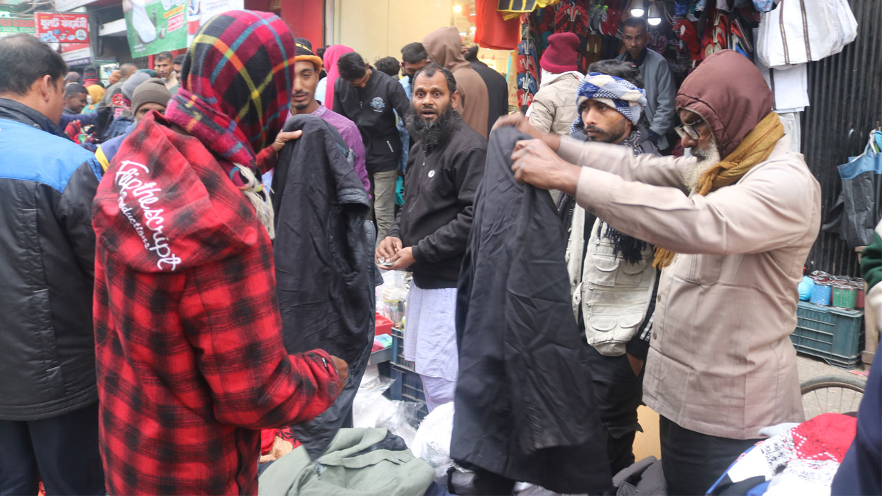 শীতে জনজীবন বিপর্যস্ত, কপাল খুলেছে ব্যবসায়ীদের