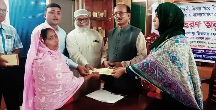 গোমস্তাপুরে জটিল রোগাক্রান্তদের মাঝে চেক বিতরণ
